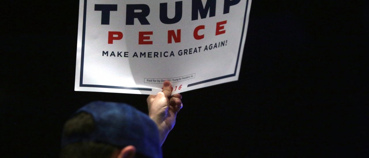 Trump verfolgt mithilfe zahlreicher Dekrete seinen Wahlspruch: Make America great again. Foto: Donald Trump sign CC BY-SA 2.0 | Gage Skidmore / flickr.com