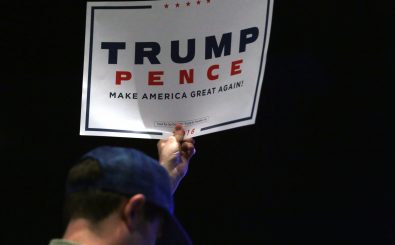 Trump verfolgt mithilfe zahlreicher Dekrete seinen Wahlspruch: Make America great again. Foto: Donald Trump sign CC BY-SA 2.0 | Gage Skidmore / flickr.com