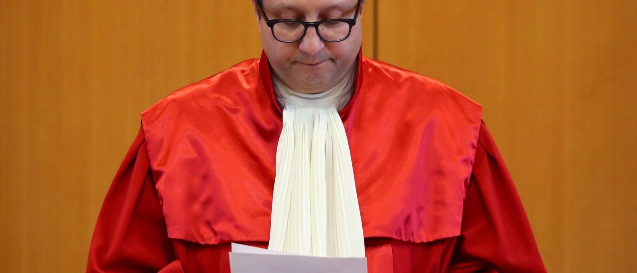 Der Vorsitzende des Bundesverfassungsgerichts Andreas Vosskuhle verkündet das NPD-Urteil. Dieses beinhaltet ein deutliches Augenzwinkern. Foto: AFP | Kai Pfaffenbach