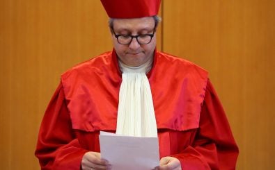Der Vorsitzende des Bundesverfassungsgerichts Andreas Vosskuhle verkündet das NPD-Urteil. Dieses beinhaltet ein deutliches Augenzwinkern. Foto: AFP | Kai Pfaffenbach