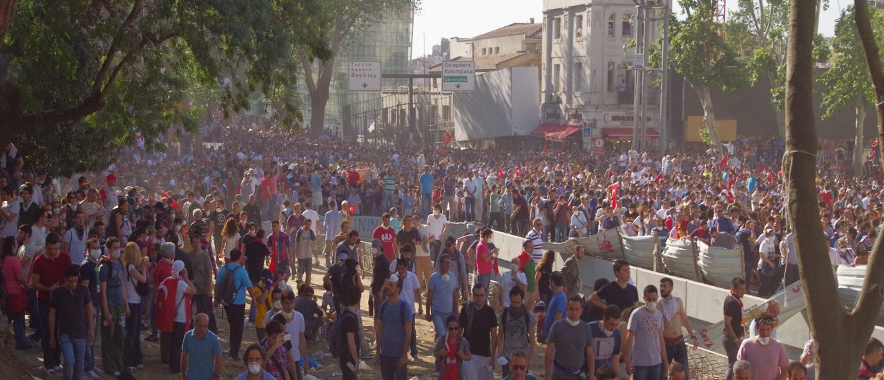An Bauplänen für den Gezi-Park entzündeten sich 2013 umfassende Proteste gegen den türkischen Präsidenten Recep Erdogan. Foto: Taksim Square – Gezi Park Protests, İstanbul / credits: CC BY 2.0 | Alan Hilditch / flickr.com