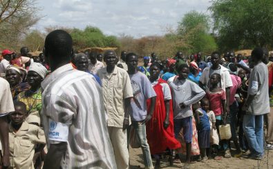 Die Menschen aus dem Südsudan fliehen vor dem Bürgerkrieg und der Hungersnot. Foto: Working with UNHCR to help refugees in South Sudan CC BY-SA 2.0 | DFID – UK Department for International Development