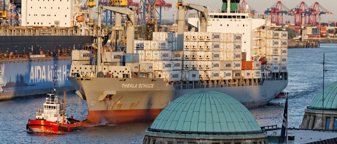 Große Containerschiffe im Hamburger Hafen: Gehört dieses Bild bald der Vergangenheit an? Die Befürworter der Elbvertiefung sorgen sich, dass die Elbe nicht tief genug dafür ist. Doch stimmt das überhaupt? Foto: Hafen Hamburg | CC BY 2.0 | tobias HH / flickr.com