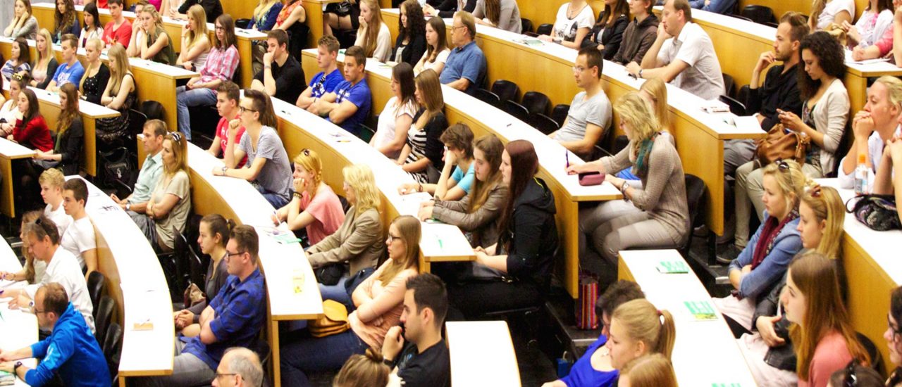 Statistisch gesehen bricht jeder Vierte sein erstes Studium ab. Ist die Entscheidung für die Universität vielleicht nicht immer der richtige Weg? Bild: Tag der offenen Tür 2014 | CC BY 2.0 | Universität Salzburg (PR) / flickr.com