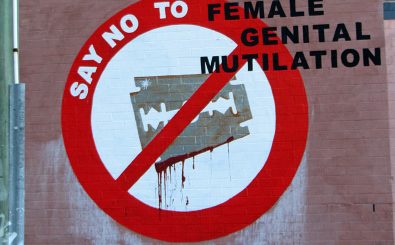 Das Thema der weiblichen Genitalverstümmelung, kurz FGM (Female Genital Mutilation), erreicht auch die westliche Welt. Foto: SAY NO TO FEMALE GENITAL MUTILATION | CC BY 2.0 | Newtown grafitti / flickr.com