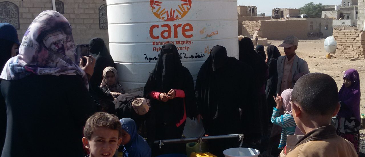 Die Hilfsorganisation CARE ist vor Ort und verteilt kostenlos Nahrung und Wasser. Foto: CARE | Daw Mohammed
