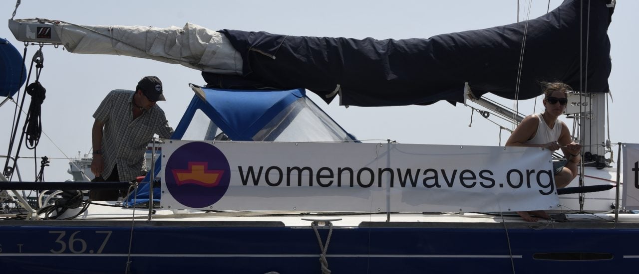 Die Non-Profit-Organisation „Women on Waves“ kämpft in internationalen Gewässern für die Rechte der Frauen. Foto: Johan Ordonez | AFP