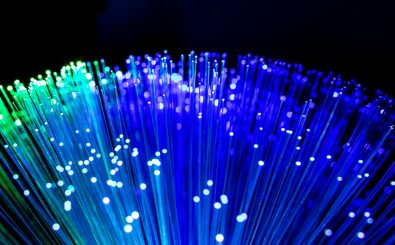 Kabel aus Glasfaser sorgen für schnelles Internet. Der Bundesverband Breitbandkommunikation fordert bis 2025 einen solchen Anschluss für jeden deutschen Haushalt. Foto: Fiber optic lamp shot CC BY-SA 2.0 | Groman123 / flickr.cm
