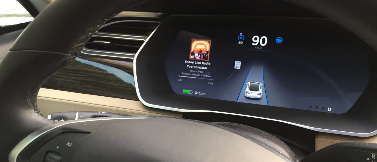 Dobrindt will eine rechtliche Grundlage fürs autonome Fahren schaffen. Gelingt ihm das? Foto: Testing the Tesla autopilot (self driving mode) | CC BY-ND 2.0 | Marc van der Chijs / flickr.com