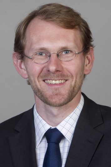 Dr. Axel Berger - leitet die G20 Policy Research Group am Deutschen Institut für Entwicklungspolitik (DIE) und ist Ko-Vorsitzender der Task Force zu Handel und Investitionen der Think20, einem Netzwerk von Think Tanks aus den G20-Ländern. 