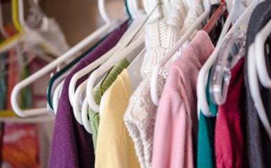 Bis zum nächsten Winter werden die Klamotten nicht mehr gebraucht. Wie lagert man sie jedoch richtig ein? Foto: My closet at my old condo | CC BY 2.0 | m01229 / flickr.com