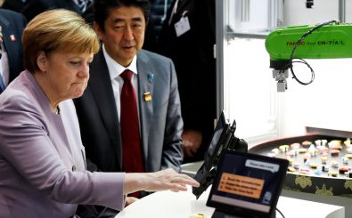 Angela Merkel und Shinzo Abe eröffnen die Technologiemesse CeBIT 2017. Foto: Odd Andersen | AFP