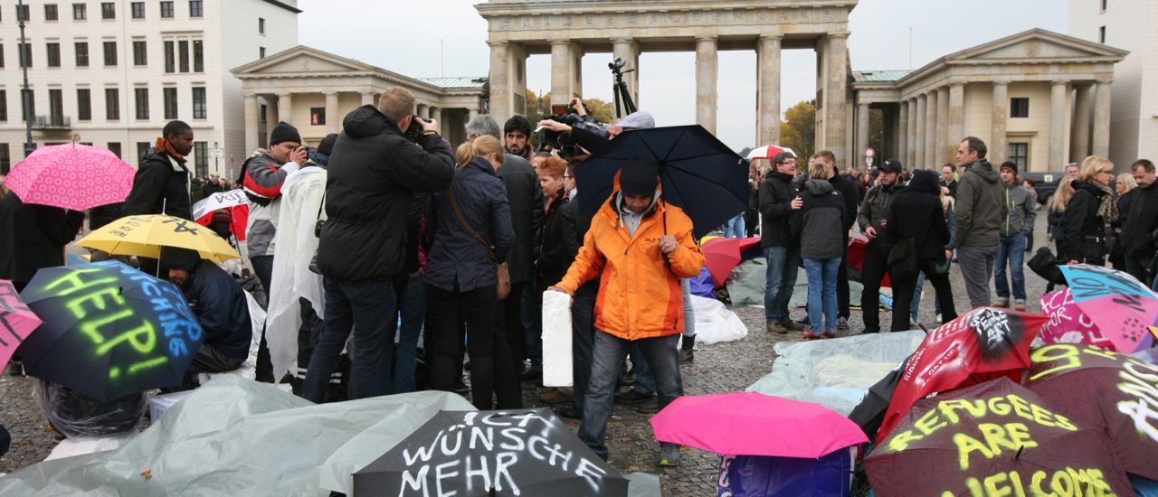 Viele Menschen in Deutschland engagieren sich ehrenamtlich für die Flüchtlingshilfe – und protestieren für deren Rechte. Foto: Hungerstreik der Flüchtlinge am Brandenburger Tor in Berlin | CC BY 2.0 | Fraktion DIE LINKE. im Bundestag / flickr.com