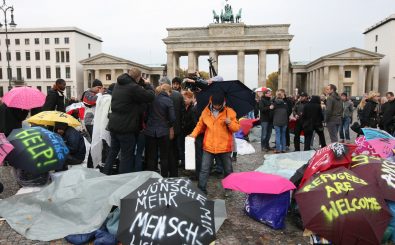 Viele Menschen in Deutschland engagieren sich ehrenamtlich für die Flüchtlingshilfe – und protestieren für deren Rechte. Foto: Hungerstreik der Flüchtlinge am Brandenburger Tor in Berlin | CC BY 2.0 | Fraktion DIE LINKE. im Bundestag / flickr.com