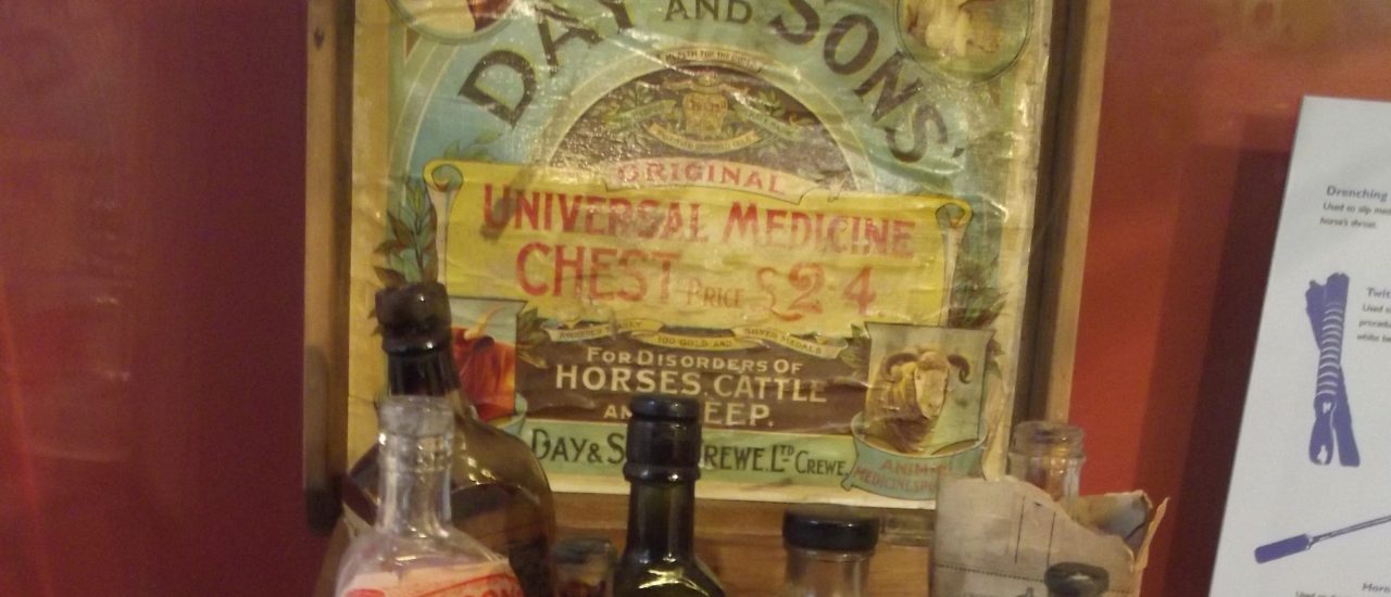 Alte Medikamente in der Hausapotheke sollte man unbedingt entsorgen. Foto: London Canal Museum – Day and Sons Original Universal Medicine Chest CC BY-SA 2.0 | Elliott Brown / flickr.com