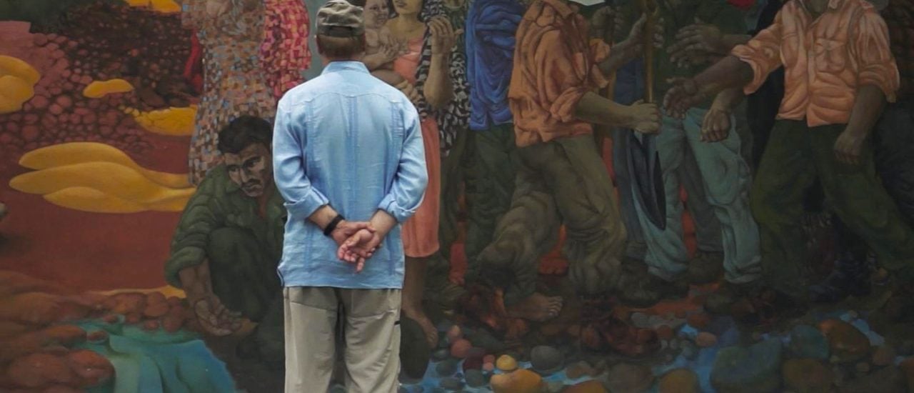 Jean Ziegler während seines Aufenthalts in Havanna vor einem Wandgemälde des chilenischen Malers José Venturelli im Hotel Habana Libre. | Foto: © W-film / Dreampixies