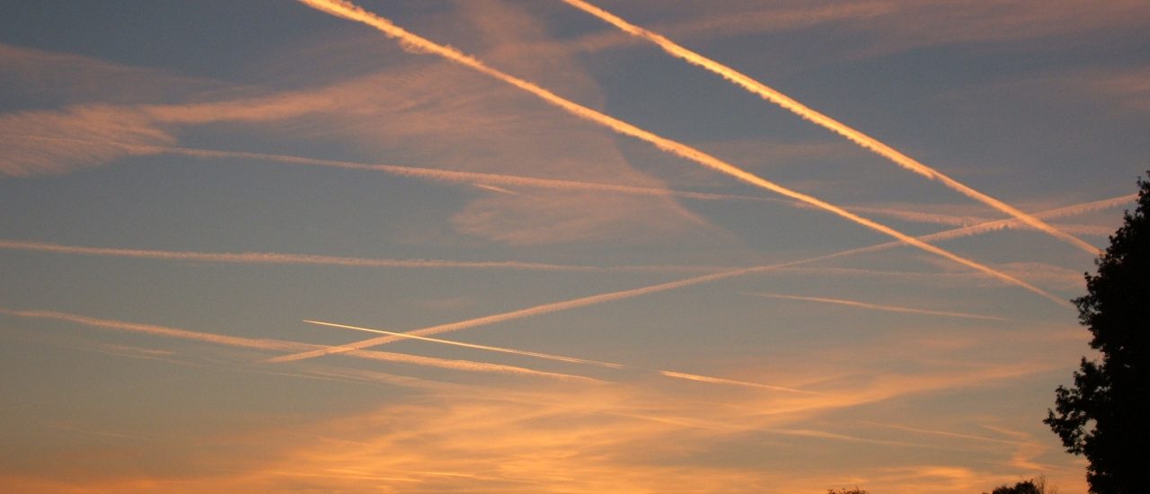 Die Weltwetterorganisation zählt nun auch Kondensstreifen von Flugzeugen zu den Wolken. Foto: CC BY-SA 2.0 | JSchoeck / flickr.com