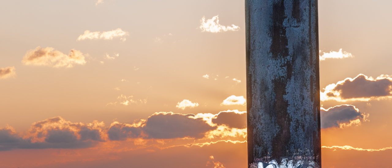 Selten zeigt sich Stahl in seiner Rohform. Die „Bramme für das Ruhrgebiet“ von Richard Serra ist ein 15 Meter hoher Stahlrohling. Nur 14 cm dick, ragt sie unverformt seit fast 20 Jahren in den Himmel des Ruhrgebiets. Foto: Mike Sattler | detektor.fm