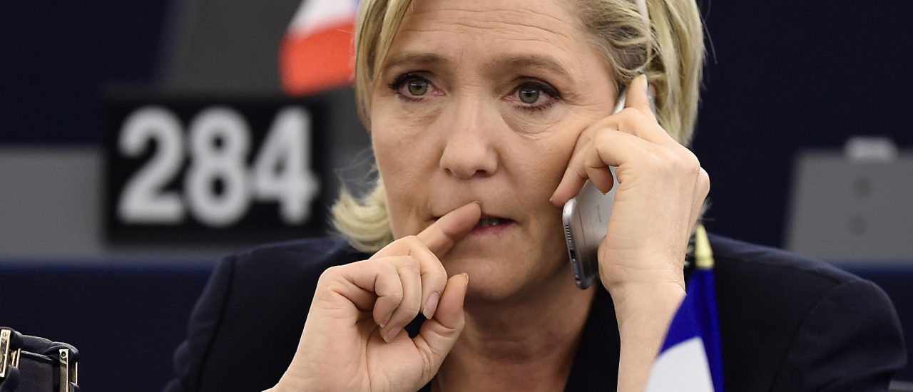 Das EU-Parlament hat die Immunität der französischen Präsidentschaftskandidatin Marine Le Pen aufgehoben, nachdem diese Enthauptungsbilder des IS auf Twitter veröffentlichte. Foto: Frederick Florin | AFP