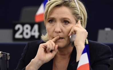 Das EU-Parlament hat die Immunität der französischen Präsidentschaftskandidatin Marine Le Pen aufgehoben, nachdem diese Enthauptungsbilder des IS auf Twitter veröffentlichte. Foto: Frederick Florin | AFP