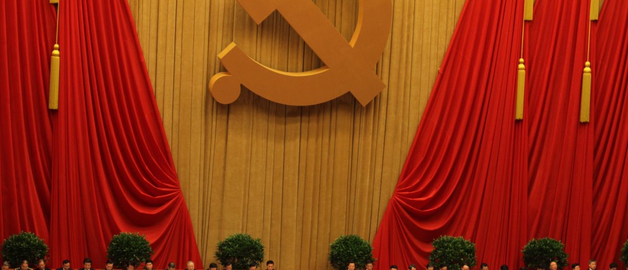 Jedes Jahr tagt der Nationale Volkskongress mit seinen gut 3.000 Delegierten in China. Doch bisher ist noch nie ein Gesetz oder Antrag im Volkskongress gescheitert. Foto: Public Domain | Dong Fang / wikipedia.org