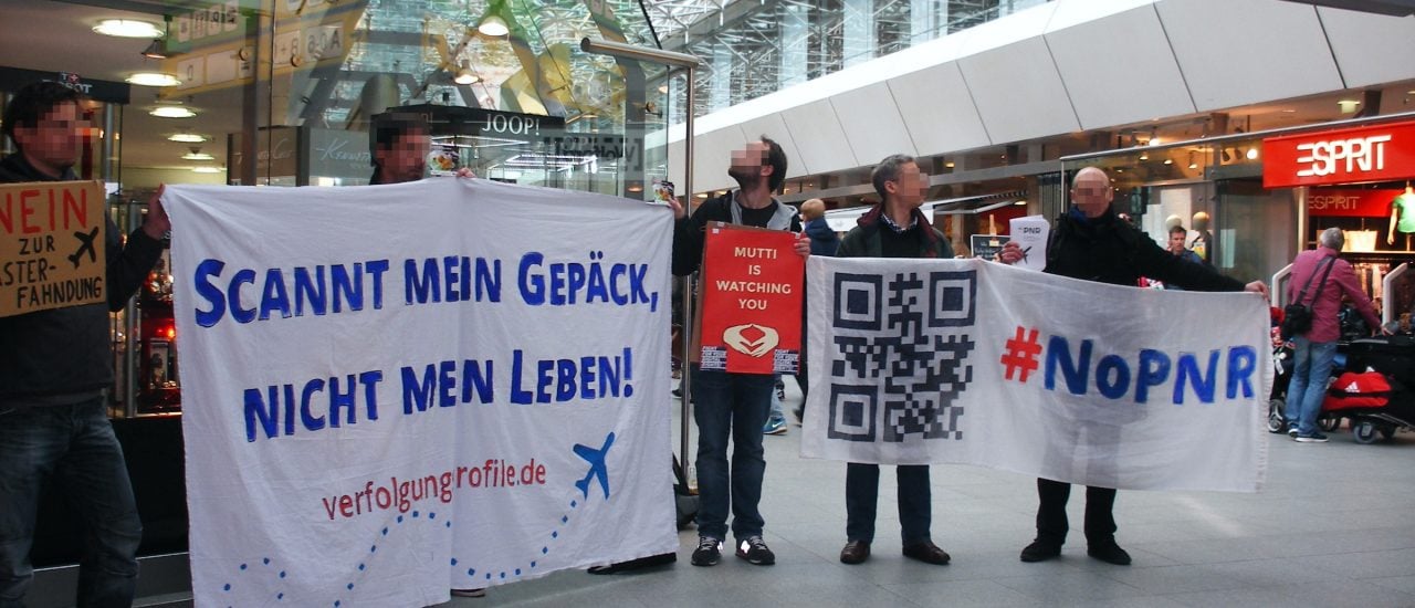 Zahlreiche Datenschützer sind gegen die Einführung einer Fluggastdatenbank. Foto: 201503noPNR5a. CC BY 2.0 | Aktion Freiheit statt Angst / flickr.com
