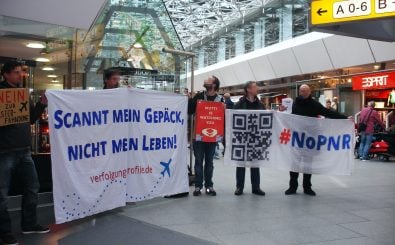 Zahlreiche Datenschützer sind gegen die Einführung einer Fluggastdatenbank. Foto: 201503noPNR5a. CC BY 2.0 | Aktion Freiheit statt Angst / flickr.com
