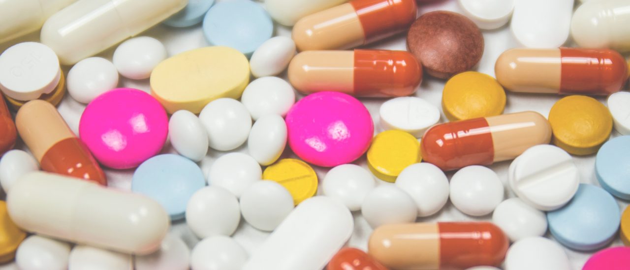 Paracetamol oder Ibuprofen – Schmerzmittel, die uns eigentlich helfen sollen. Doch in zu hoher Dosierung schaden sie uns. Foto: CC0 1.0 | freestocks.org / flickr.com