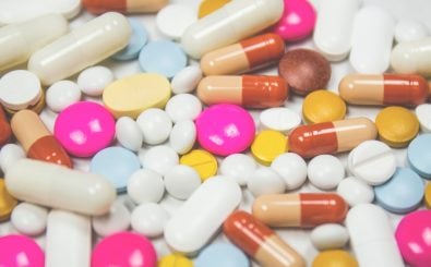 Paracetamol oder Ibuprofen – Schmerzmittel, die uns eigentlich helfen sollen. Doch in zu hoher Dosierung schaden sie uns. Foto: CC0 1.0 | freestocks.org / flickr.com