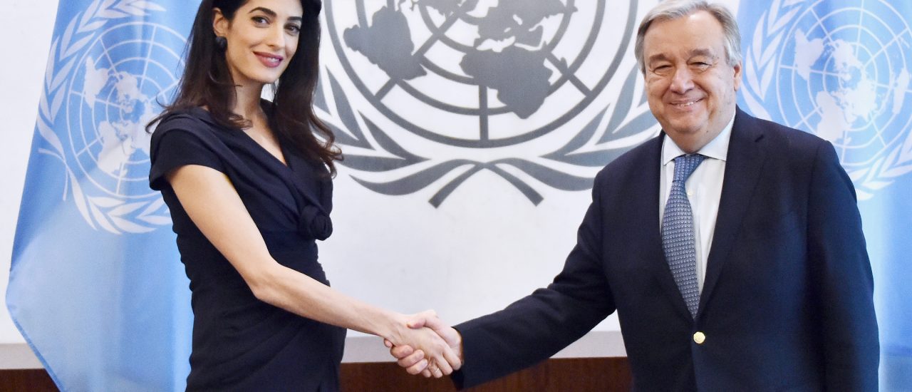 Die schwangere Amal Clooney trifft auf den Generalsekretär der UNO Antonio Guterres. Mit ihrer Arbeit bringt sie ihre ungeborenen Zwillinge in Gefahr – da ist sich die „Freizeit Woche“ sicher. Foto: Mike Coppola / Getty Images North Carolina | AFP
