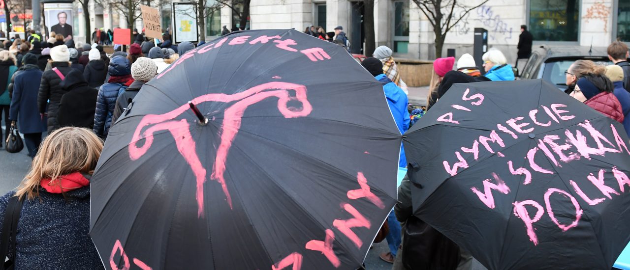 Polinnen protestieren am Weltfrauentag für einen offeneren Umgang der Gesellschaft mit Abtreibungen. Foto: Janek Skazynski | AFP
