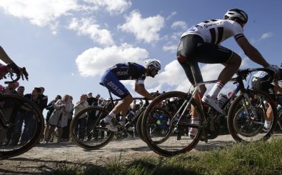 Paris-Roubaix ist einzigartig, Tom Boonen (Bildmitte) versucht sich 2017 an seinem fünften und letzten Sieg. Foto: Kenzo Tribouillard | AFP