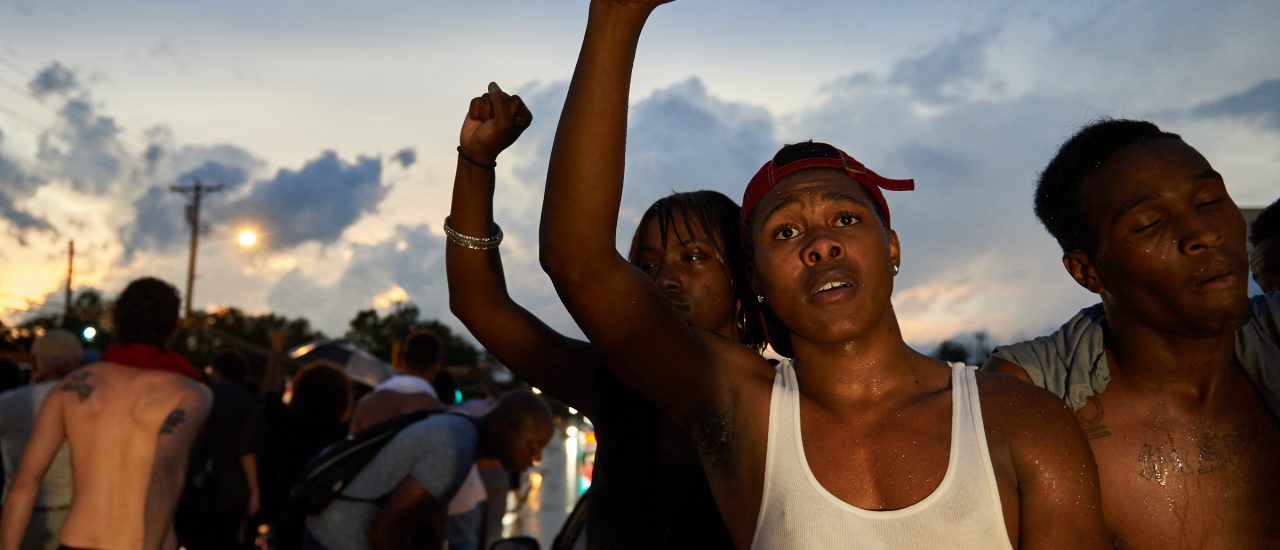 Demonstranten in Missouri: Ein Jahr nachdem der schwarze Teenager Michael Brown von einem weißen Polizeibeamten erschossen wurde. Foto: Michael B. Thomas | AFP