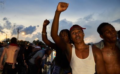 Demonstranten in Missouri: Ein Jahr nachdem der schwarze Teenager Michael Brown von einem weißen Polizeibeamten erschossen wurde. Foto: Michael B. Thomas | AFP