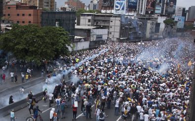 Hunderttausende Menschen demonstrieren in Venezuela gegen die Regierung von Nicolás Maduro. Die Gewalt nimmt immer mehr zu. Foto: | Carlos Becerra / AFP