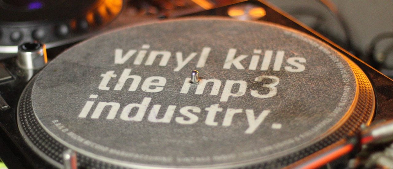 Todgesagte leben länger. Die Schallplatte kann das bestätigen. Gilt das auch für die MP3-Datei? Foto: vinyl kills the mp3 industry | CC BY 2.0 | Acid Pix / flickr.com