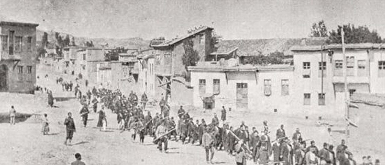 Armenier werden im April 1915 von osmanischen Soldaten in ein Gefangenenlager geführt. | Foto: Politisches Archiv des deutschen Auswärtigen Amtes. Bestand: Konstantinopel 169 / Wikimedia Commons