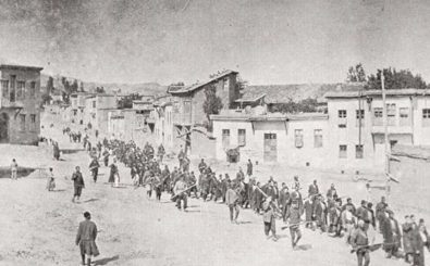 Armenier werden im April 1915 von osmanischen Soldaten in ein Gefangenenlager geführt. | Foto: Politisches Archiv des deutschen Auswärtigen Amtes. Bestand: Konstantinopel 169 / Wikimedia Commons