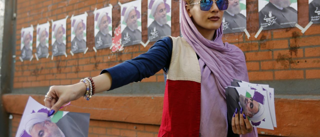 Eine Anhängerin des amtierenden Präsidenten Hassan Rohani. Am Freitag ist Präsidentschaftswahl in Iran. Foto: Atta Kenare | AFP