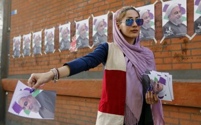 Eine Anhängerin des amtierenden Präsidenten Hassan Rohani. Am Freitag ist Präsidentschaftswahl in Iran. Foto: Atta Kenare | AFP