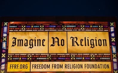 Ein Werbeschild in Denver wirbt für eine Welt ohne Religion. Foto: tryin to figure out which stack theyre gonna stuff us atheists into. CC BY 2.0 | Jeff Ruane / Flickr.com