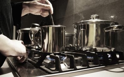 Wer keine Lust zu kochen hat, kann es ja mal bei Menu Next Door versuchen. Foto: cooking | Damian Siwiaszczyk – flickr.com – CC BY 2.0 