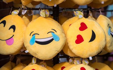 Hoffentlich vergeht dem Emoji nicht das Lachen. Die kleinen Bildchen können nämlich juristisch als Beleidigung gelten. Foto: Emoji CC BY-SA 2.0 | Frank Behrens / flickr.com
