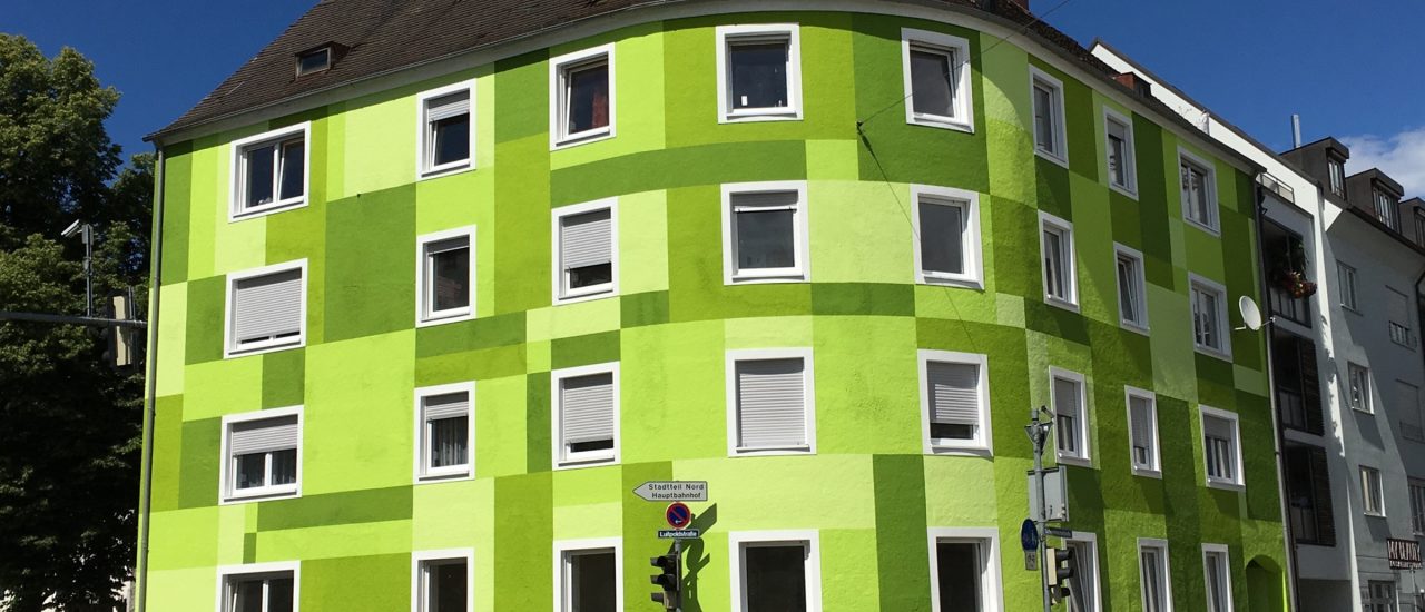 Das Haus mit grüner Fassadenfarbe in Landshut. Geschmackssache – aber auch vor Gericht? | Foto: © Franz Rebl