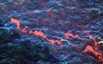 Riesige Ölschlieren haben den Golf von Mexiko verschmutzt nachdem die Plattform Deepwater Horizon 2009 explodierte. Kann der Meeresatlas ein Umdenken bewirken? Foto: Joe Readle | AFP