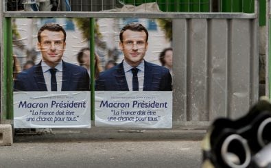 Trotz Facebook und YouTube: Auch so wird Wahlkampf betrieben. Foto: Macron President, Emmanuel Macron campaign poster, Paris CC BY-SA 2.0 | Lorie Shaull / flickr.com