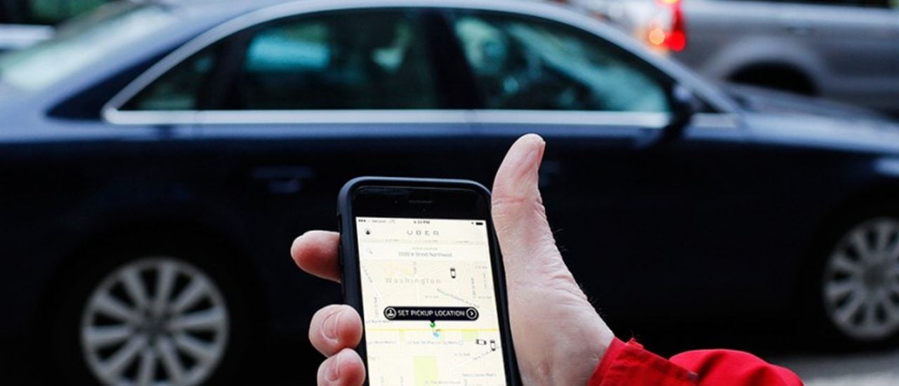 Uber Black könnte bald in ganz Deutschland verboten werden. Foto: An UBER application is shown as cars drive by in Washington, DC. (Andrew Caballero-Reynolds/AFP/Getty Images) | CC BY 2.0 | Mark Warner / flickr.com