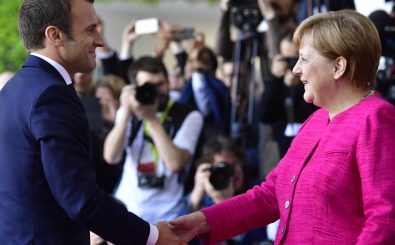 Für Merkel und Macron ist es immer wieder eine Freude, wenn sie sich treffen. Foto: John Macdougall / AFP