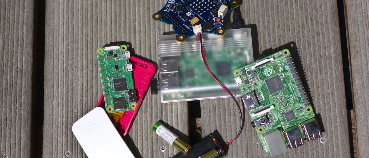 Geekspielzeug – drei Raspberry Pis und ein Calliope Mini im Pausenhof. Foto: Thibaud Schremser | detektor.fm