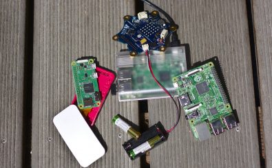 Geekspielzeug – drei Raspberry Pis und ein Calliope Mini im Pausenhof. Foto: Thibaud Schremser | detektor.fm